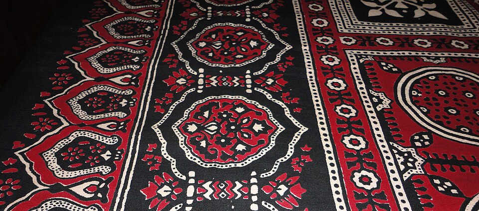 Ajrakh — Ajrak cloth, Sindh — photo: Ahub1988 — Wikimedia Commons / CC BY-SA 3.0