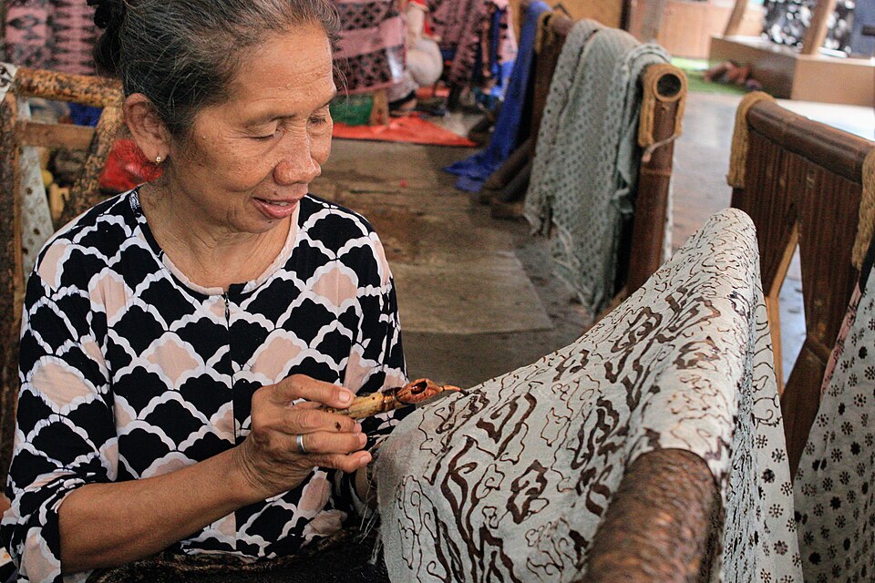 Batik — Artisan applying wax with a canting (CC BY-SA 4.0) · © Ahaetulla