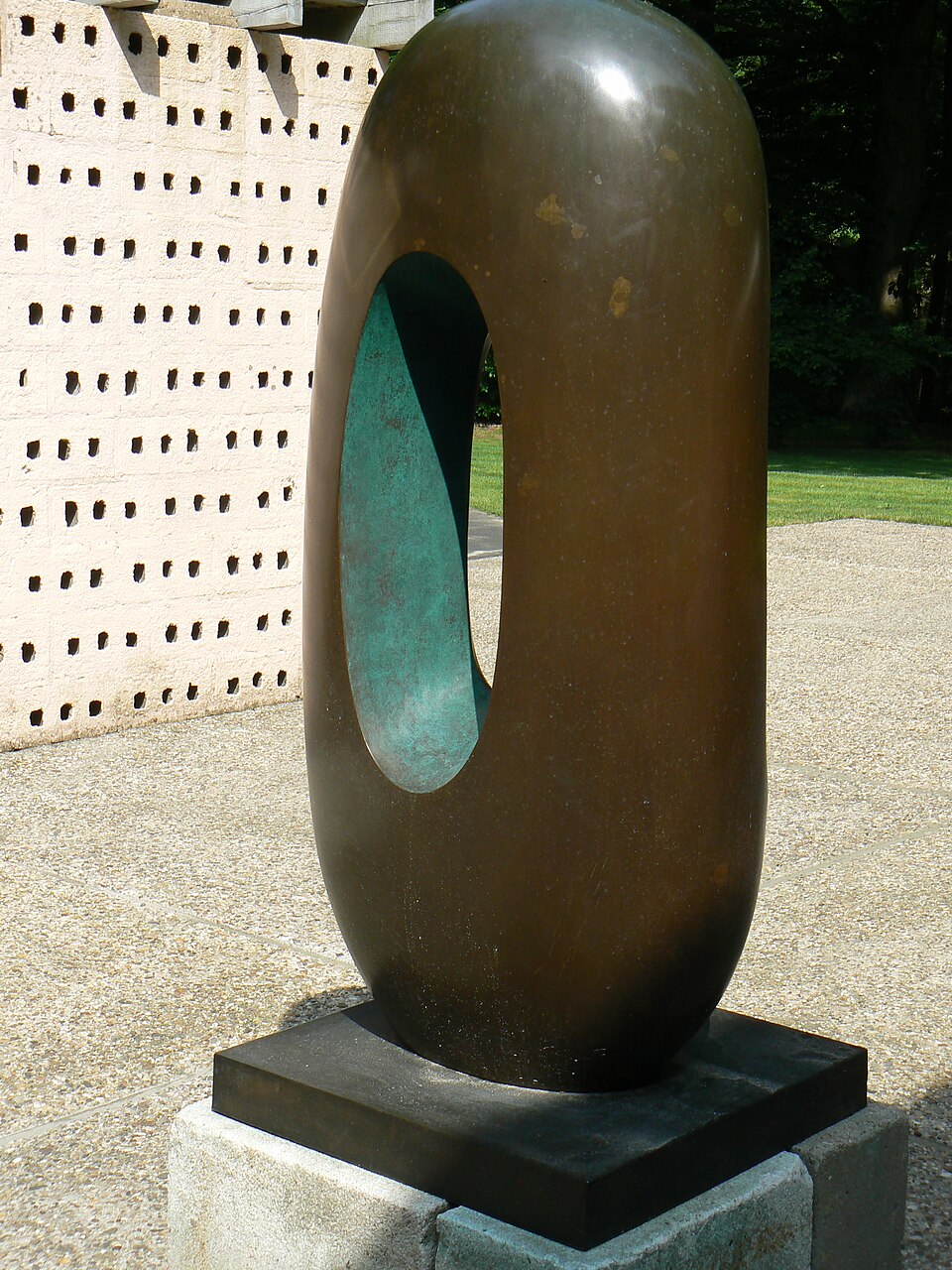 Biomorphism — バーバラ・ヘップワース《Elegy III》（クレラー・ミュラー美術館） — Wikimedia Commons / Public domain