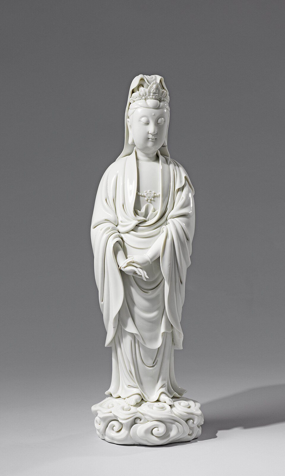 Blanc de Chine — Dehua ware white porcelain standing Guanyin, second half of the 17th century — Wikimedia Commons / CC0