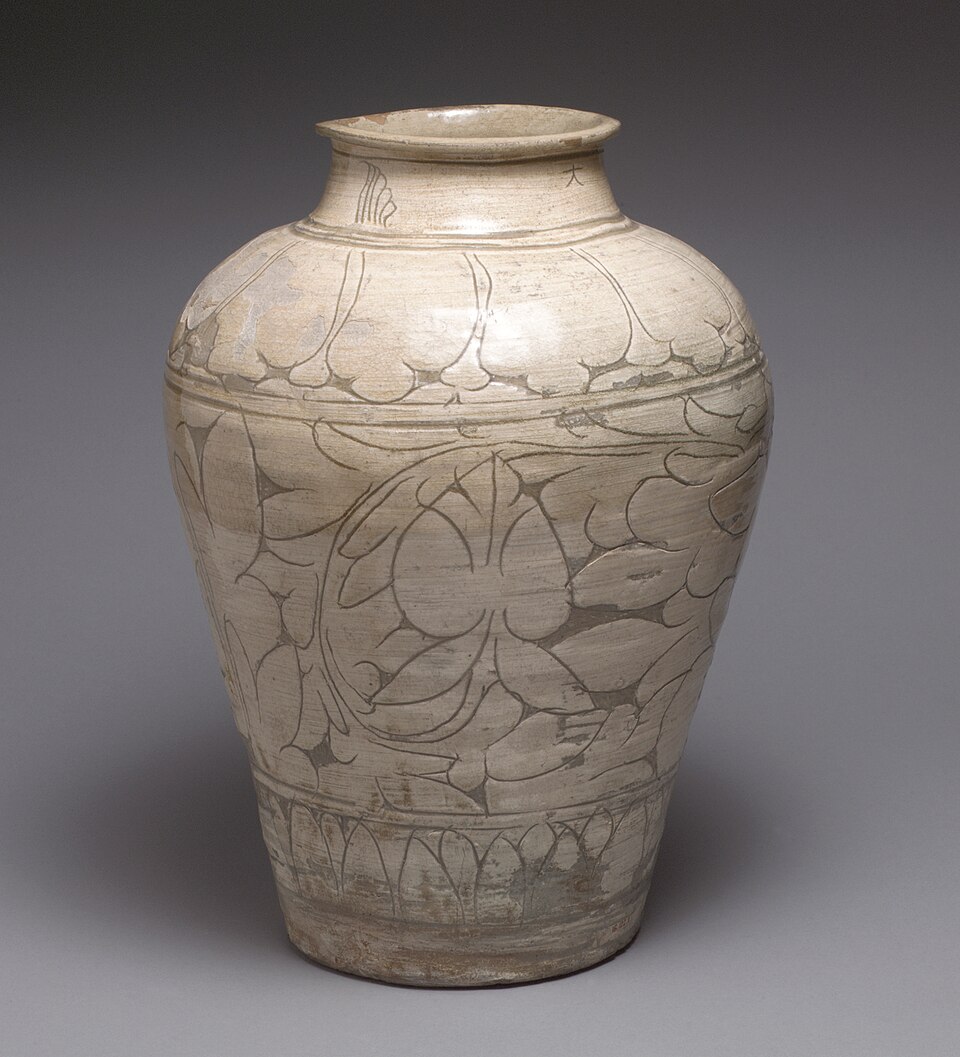 Buncheong — Buncheong jar with sgraffito peony design, Joseon dynasty, second half of the 15th century — Wikimedia Commons / CC0