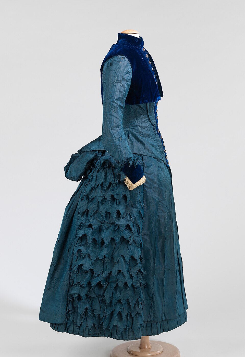 Bustle Silhouette — American child's dress with bustle silhouette, ca. 1885, side view — Metropolitan Museum of Art, 62.97.5a–c — Wikimedia Commons / CC0