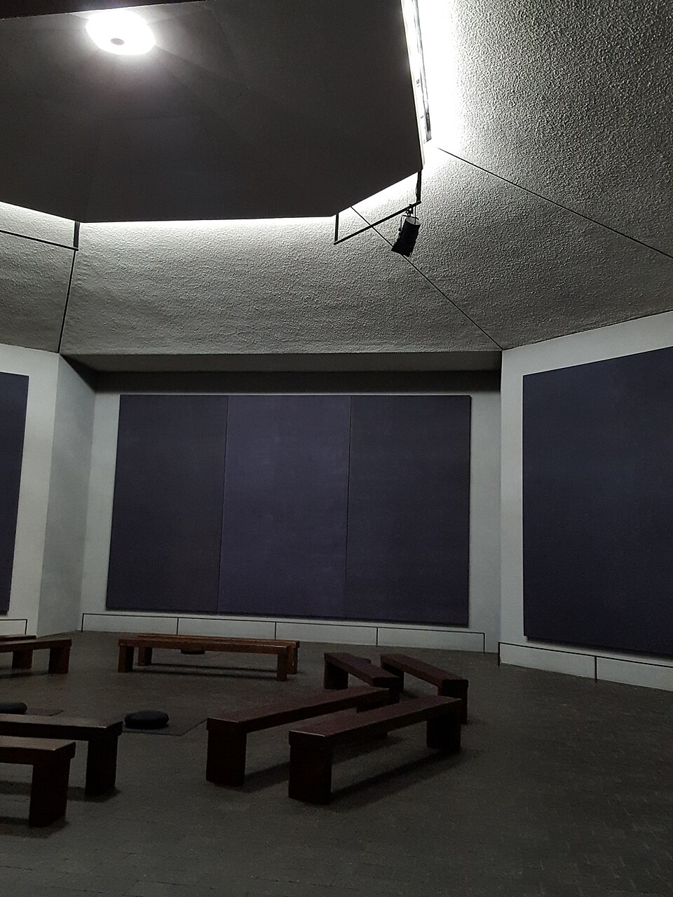 Color Field Painting — Interior of the Rothko Chapel (CC BY-SA 4.0) · © Alan Islas