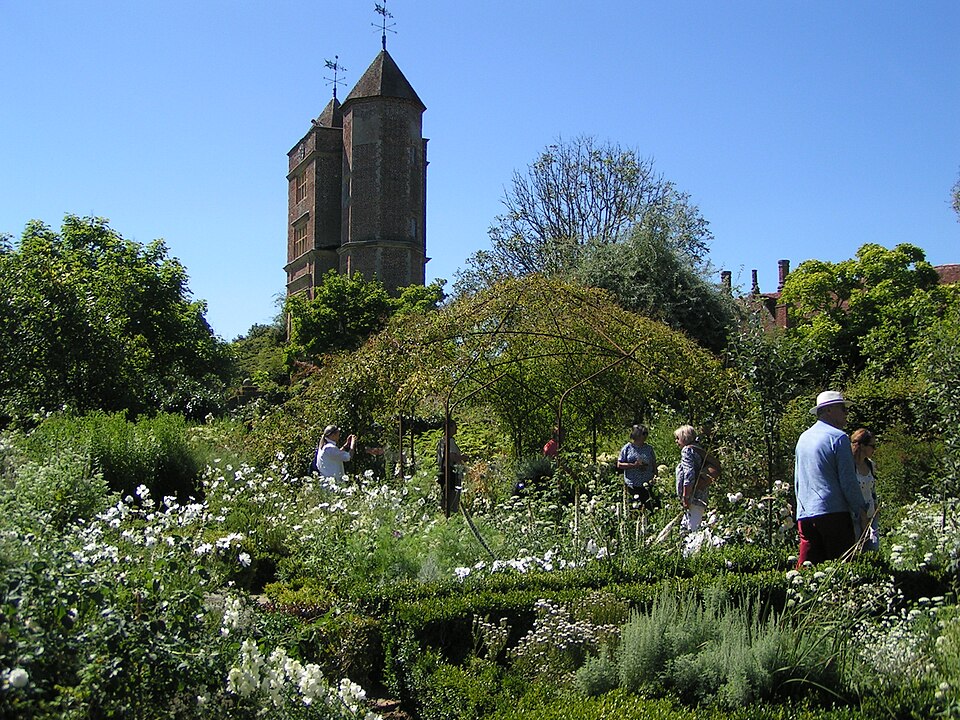 Cottage Garden — Sissinghurst, the White Garden (CC BY-SA 2.0) · © Brian Whittle