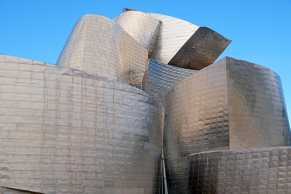 Deconstructivism — Frank Gehry, Guggenheim Museum Bilbao, 1997 — Wikimedia Commons / CC BY-SA 4.0 · © kallerna