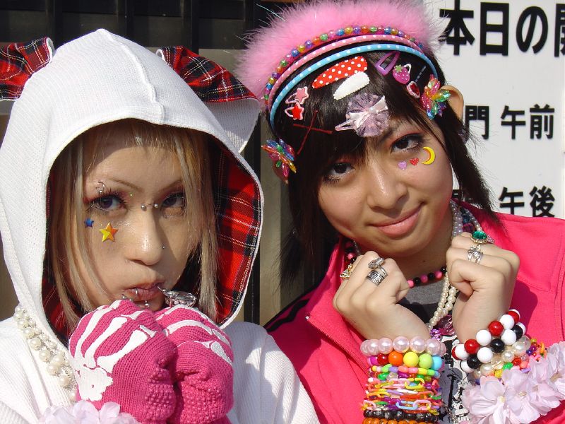 Decora — Everjean 撮影 原宿 2005年 — Wikimedia Commons / CC BY 2.0