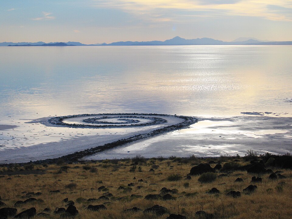 Earthwork / Land Art — Smithson, Spiral Jetty 1970（CC BY-SA 4.0） · © Netherzone