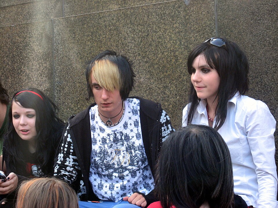 Emo Style — Emo fringe, makeup and layered dress, Wenceslas Square, 2008 — photo: Dezidor — Wikimedia Commons / CC BY 3.0