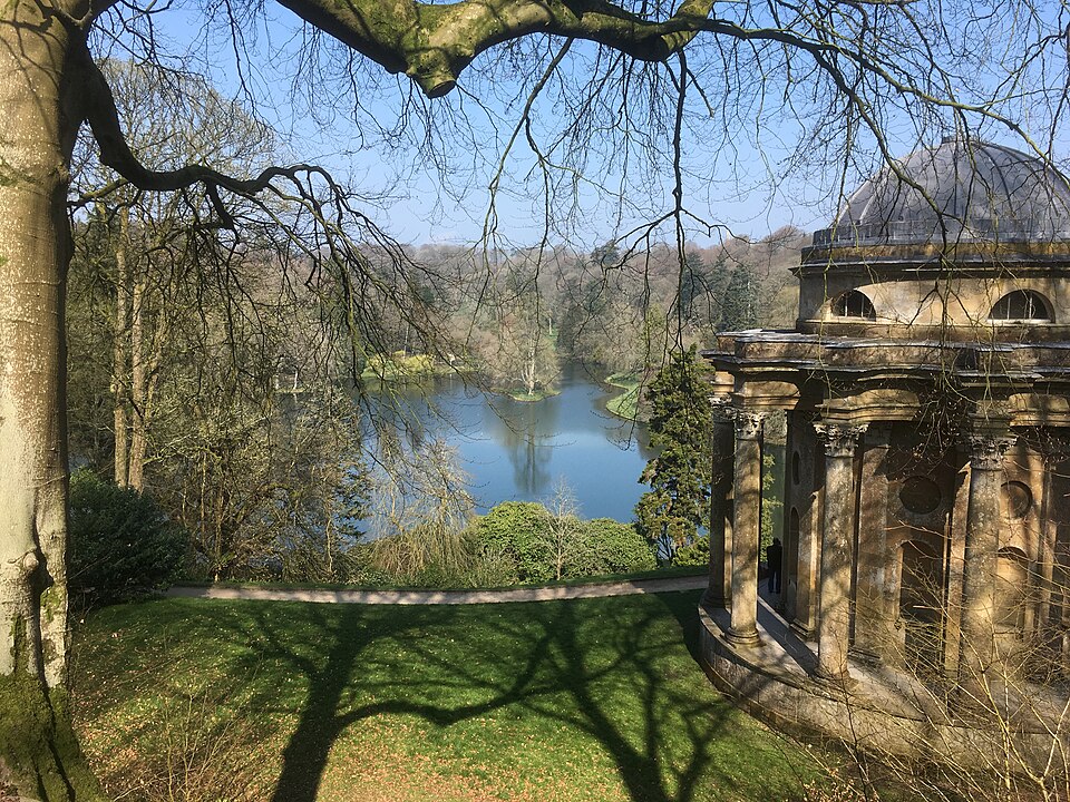 English Landscape Garden — Stourhead (CC BY-SA 4.0) · © Martinvl