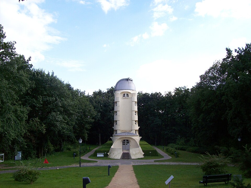 Expressionist Architecture — Mendelsohn, Einstein Tower (CC BY-SA 3.0) · © Coenen