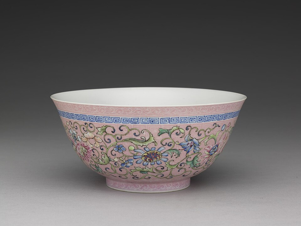 Famille Rose — Famille rose bowl with lotus scroll, Qing dynasty, Qianlong era, 1736-1795 — Wikimedia Commons / CC BY 4.0