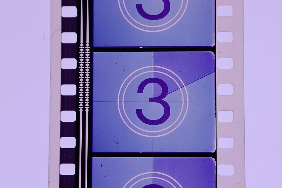 Film Leader — Scan of a film leader countdown 3 — Wikimedia Commons / CC BY-SA 4.0 · © YLP24