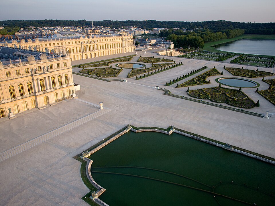 French Formal Garden — The axis at Versailles (CC BY-SA 3.0) · © ToucanWings