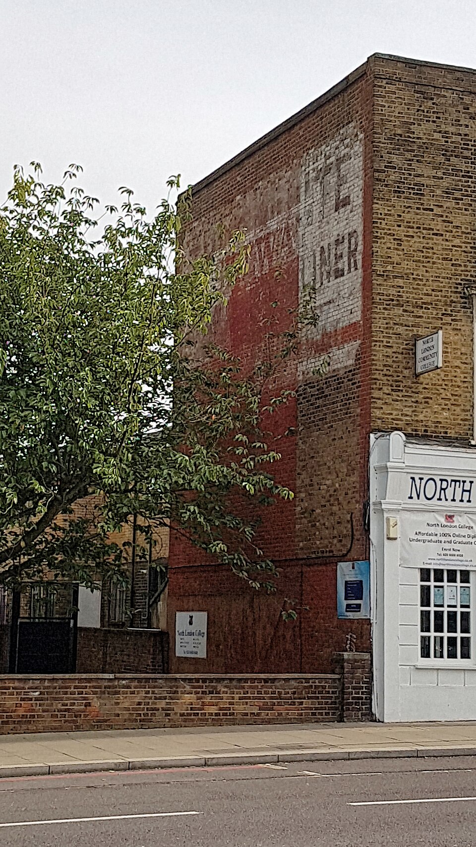 Ghost Signs — Ghost sign in London (CC BY-SA 4.0) · © Acabashi