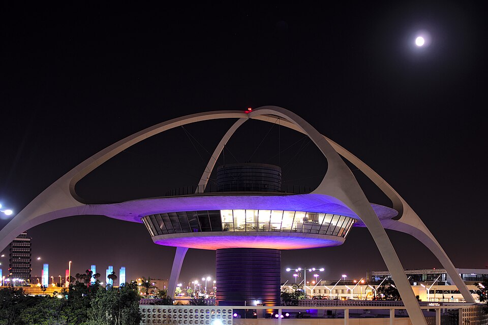 Googie — LAX Theme Building 1961 — Wikimedia Commons / CC0