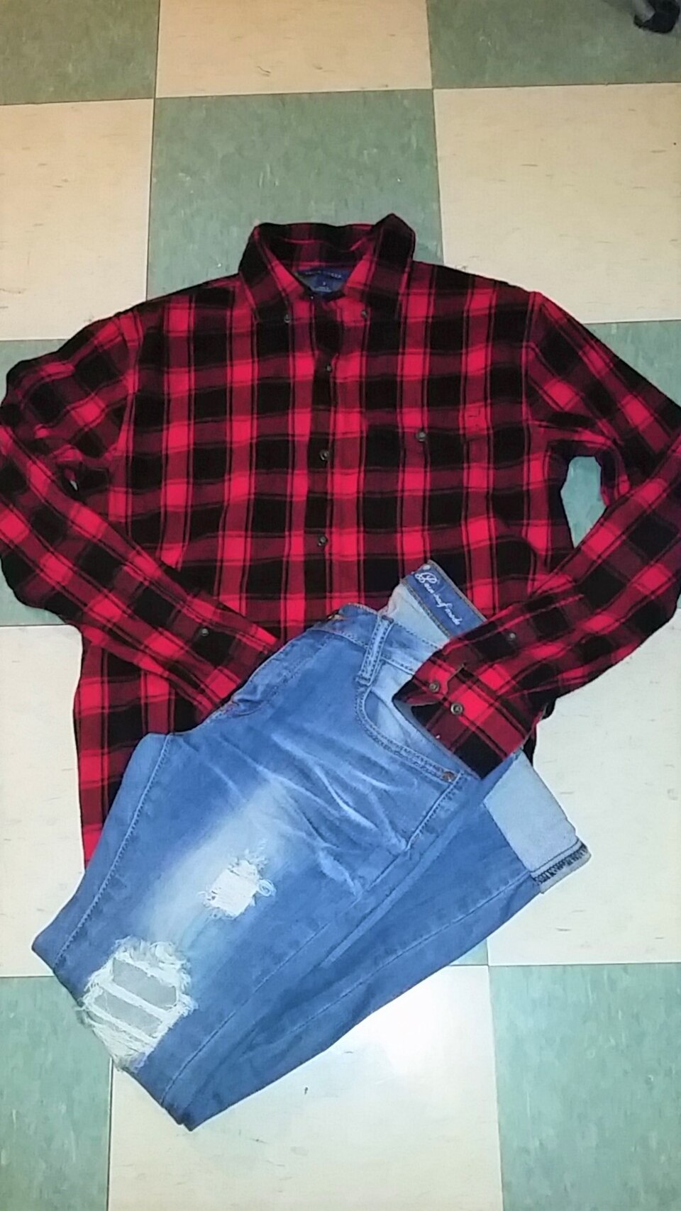 Grunge Fashion — Contemporary flat-lay example of flannel shirt and ripped jeans — Anettemgonzalez (reconstruction of 1990s dress) — Wikimedia Commons / CC BY-SA 4.0
