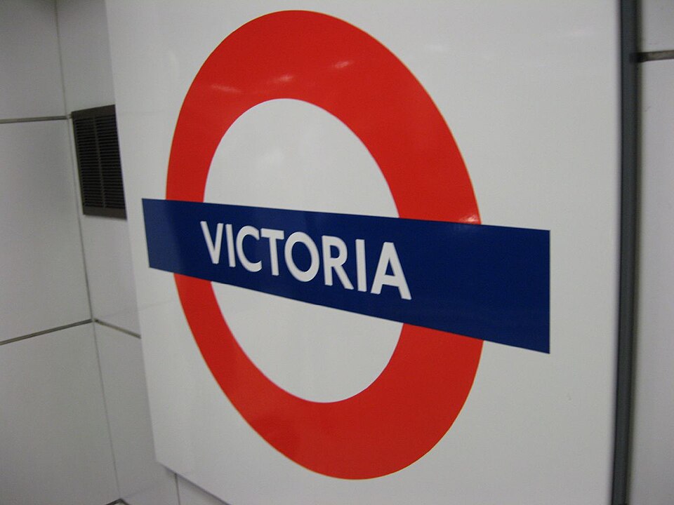 Humanist Sans — Underground roundel set in Johnston (CC BY 2.0) · © R/DV/RS