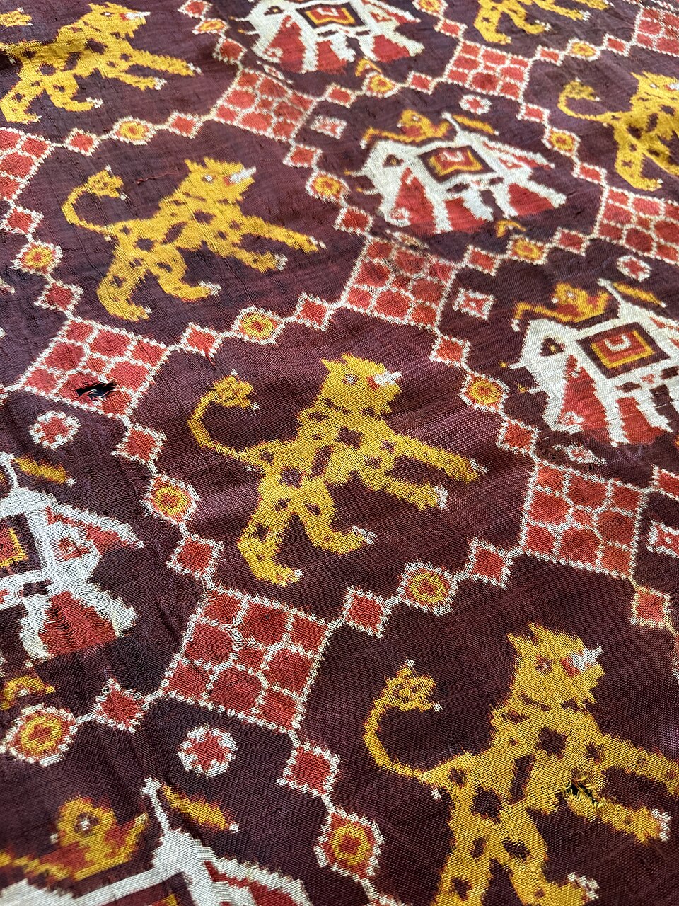 Ikat — Patan patola double ikat (Gujarat, India, trade cloth for the Indonesian market) — Wikimedia Commons / CC BY-SA 4.0 · © Jainamishra