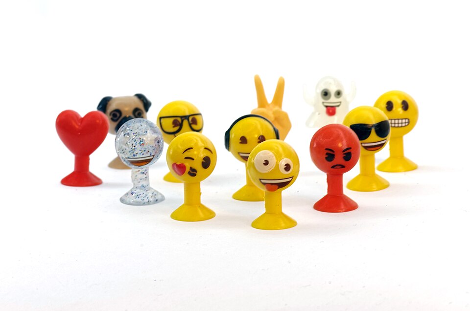 i-mode Emoji — VSchagow撮影《絵文字を象った収集玩具》2019年 — Wikimedia Commons / CC BY-SA 4.0