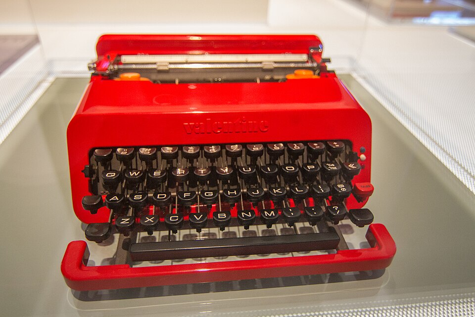 Italian Bel Design — Sottsass, Olivetti Valentine (CC BY-SA 4.0) · © Maksym Kozlenko