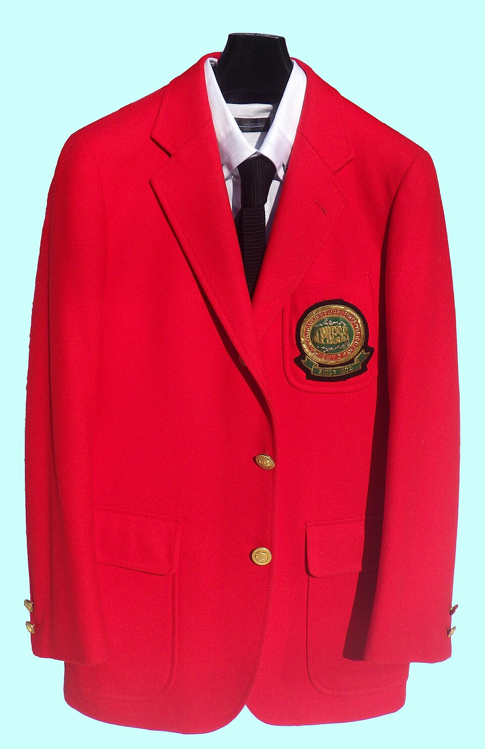 Ivy Style — J.PRESS scarlet blazer with white shirt and black knit tie 2021 — Wikimedia Commons / CC BY-SA 4.0 · © Matthew.eyes