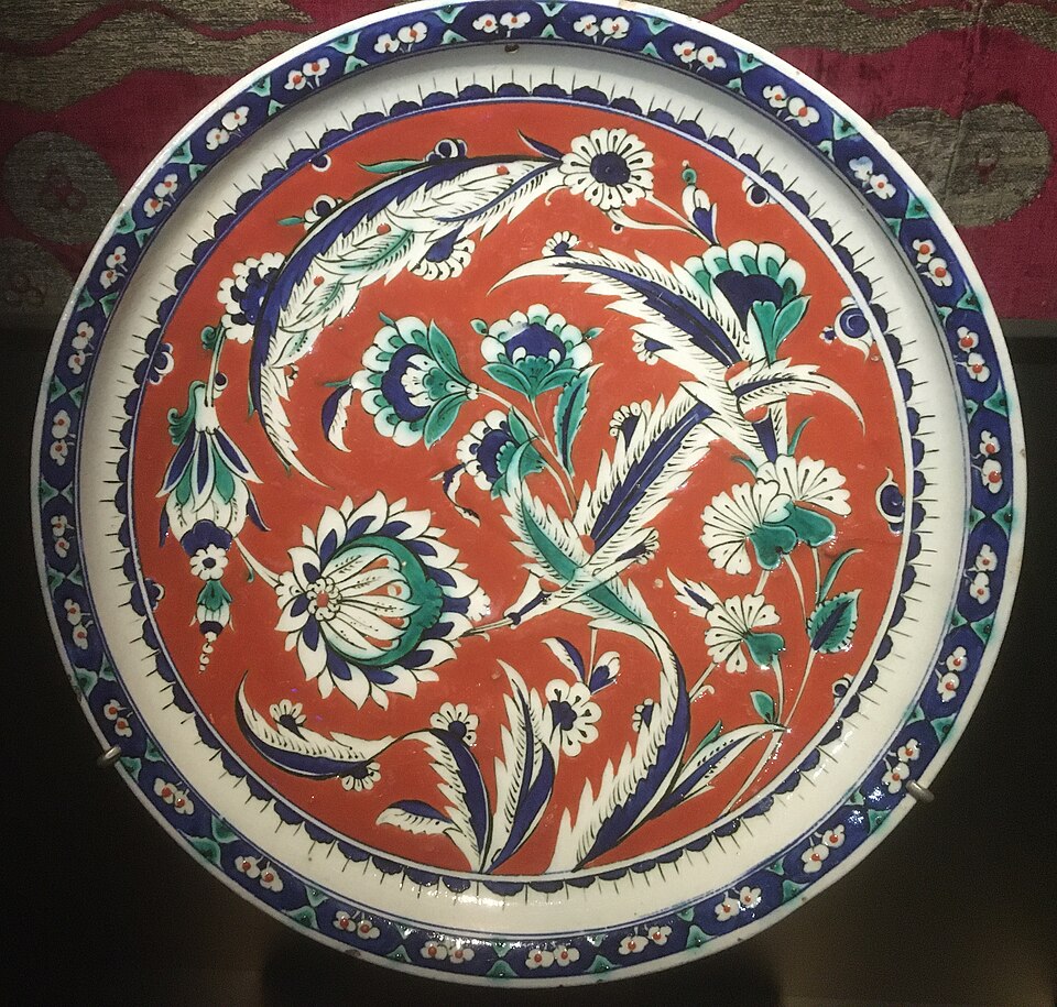 Iznik Pottery — Iznik dish, late 16th century, photo Faqscl — Wikimedia Commons / CC BY-SA 4.0
