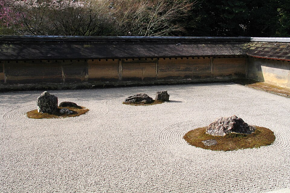 Karesansui — Rock garden of Ryōan-ji (CC BY-SA 3.0) · © Stephane D'Alu