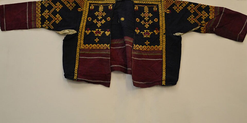 Kasuti — Kasuti embroidered ravike, Dharwar, 1855–79 — V&A; photo: Kannadiga — Wikimedia Commons / CC BY-SA 4.0