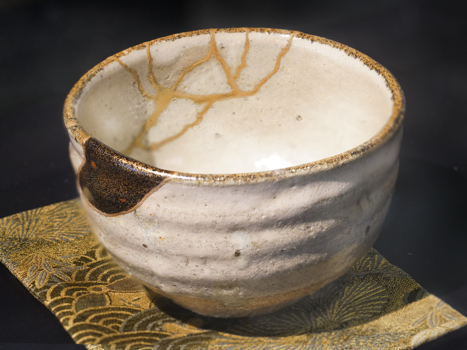 Kintsugi — Ko-Karatsu tea bowl repaired with kintsugi — Wikimedia Commons / CC BY 2.0 · © Jean-Pierre Dalbéra