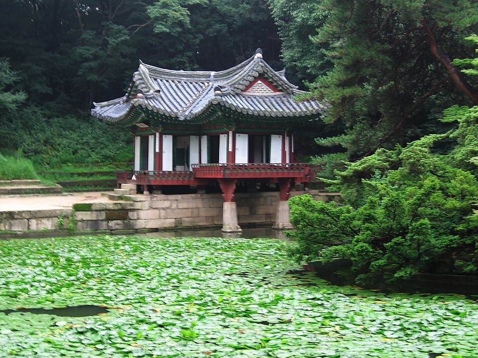 Korean Garden — Buyongji pond, Huwon, Changdeokgung (CC BY-SA 3.0) · © No machine-readable author provided. IGEL assumed (based on copyright claims).