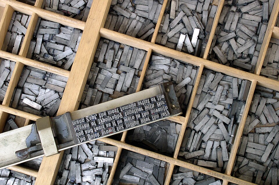 Letterpress — 金属活字 — Wikimedia Commons / CC BY 2.5 · © Willi Heidelbach