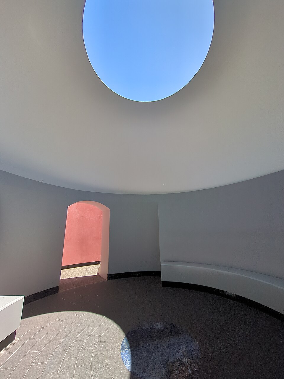 Light and Space — Turrell, Skyspace Three Gems (CC BY-SA 4.0) · © Otheralex01