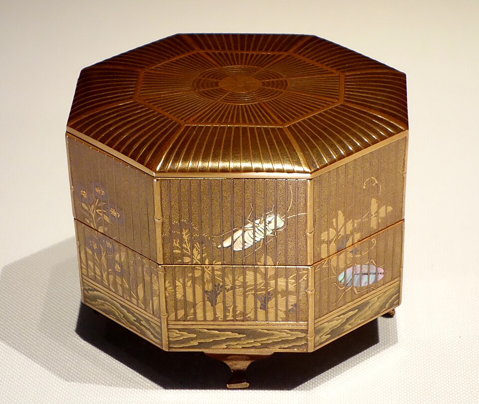 Maki-e — Nakayama Komin, sweetmeat container with insect-cage maki-e decoration, 19th century, Tokyo National Museum — Wikimedia Commons / Public domain