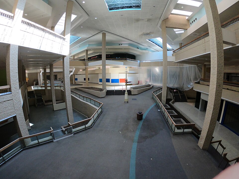 Mallsoft — Empty atrium at Century III Mall, 2018 — unprocessed architectural reference environment, not album artwork — Isiegel3 — Wikimedia Commons / CC BY-SA 4.0