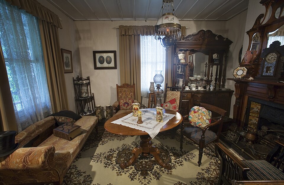 Maximalism — Victorian parlour of the 19th century, Auckland — Wikimedia Commons / CC BY-SA 3.0 · © Jorge Royan