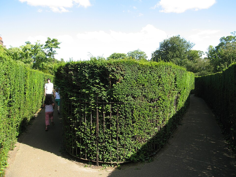 Hedge Maze — Hampton Court Maze (CC BY-SA 2.0) · © Kris Arnold