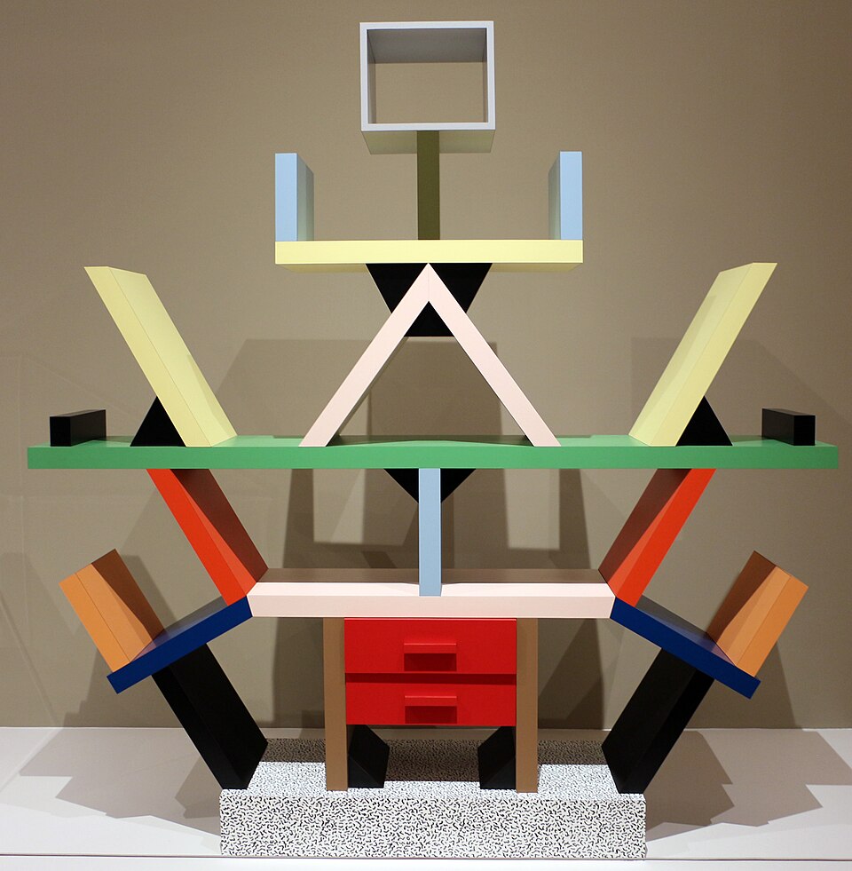 Memphis — Ettore Sottsass, Carlton, 1981 — Wikimedia Commons / CC BY 3.0 · © Sailko