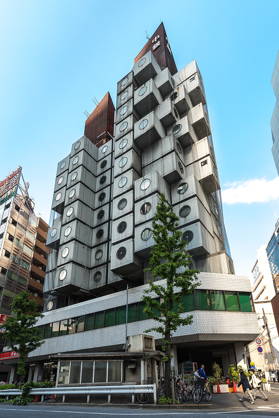 Metabolist Architecture — Nakagin Capsule Tower (CC BY-SA 3.0) · © Jordy Meow