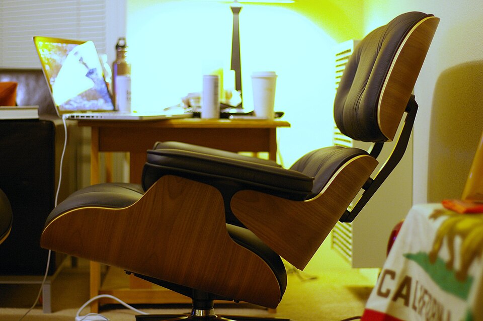 Mid-Century Modern — Charles and Ray Eames, Lounge Chair, 1956 — Wikimedia Commons / CC BY 2.0 · © Casey Marshall