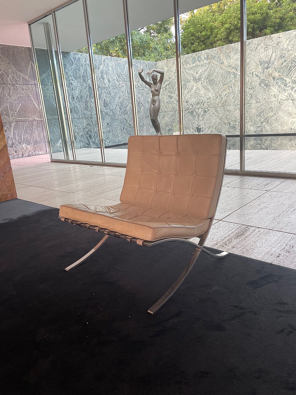 Modernism — Mies van der Rohe, Barcelona Chair and the Barcelona Pavilion — Wikimedia Commons / CC BY-SA 4.0 · © Cl3phact0