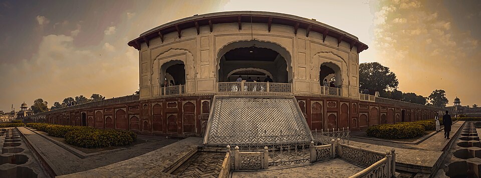 Mughal Garden — Shalamar Gardens (CC BY-SA 4.0) · © Shahzaib Damn Cruze