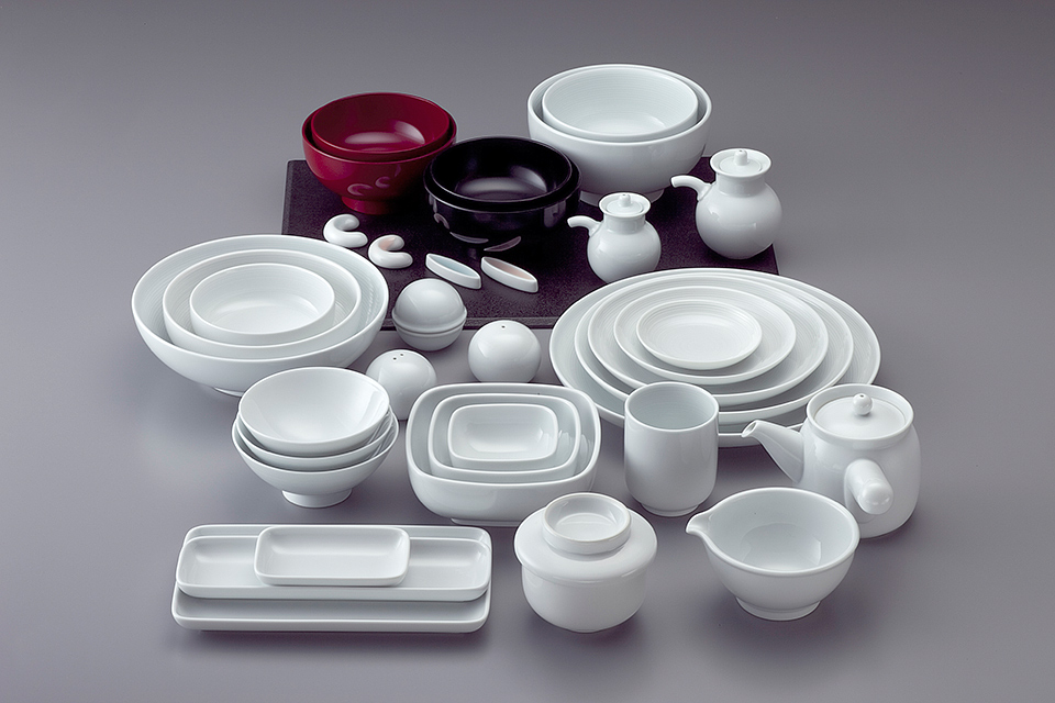 MUJI — Mori Masahiro, MUJI Japanese-style tableware, 2004 — Wikimedia Commons / CC BY 3.0 · © 森正洋デザイン研究所 (Mori Masahiro Design Studio, LLC.)
