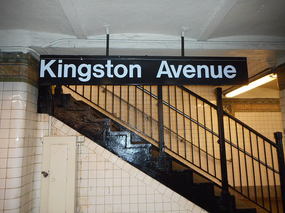 Neo-grotesque Sans — Helvetica signage in the New York subway（CC BY-SA 4.0） · © DanTD