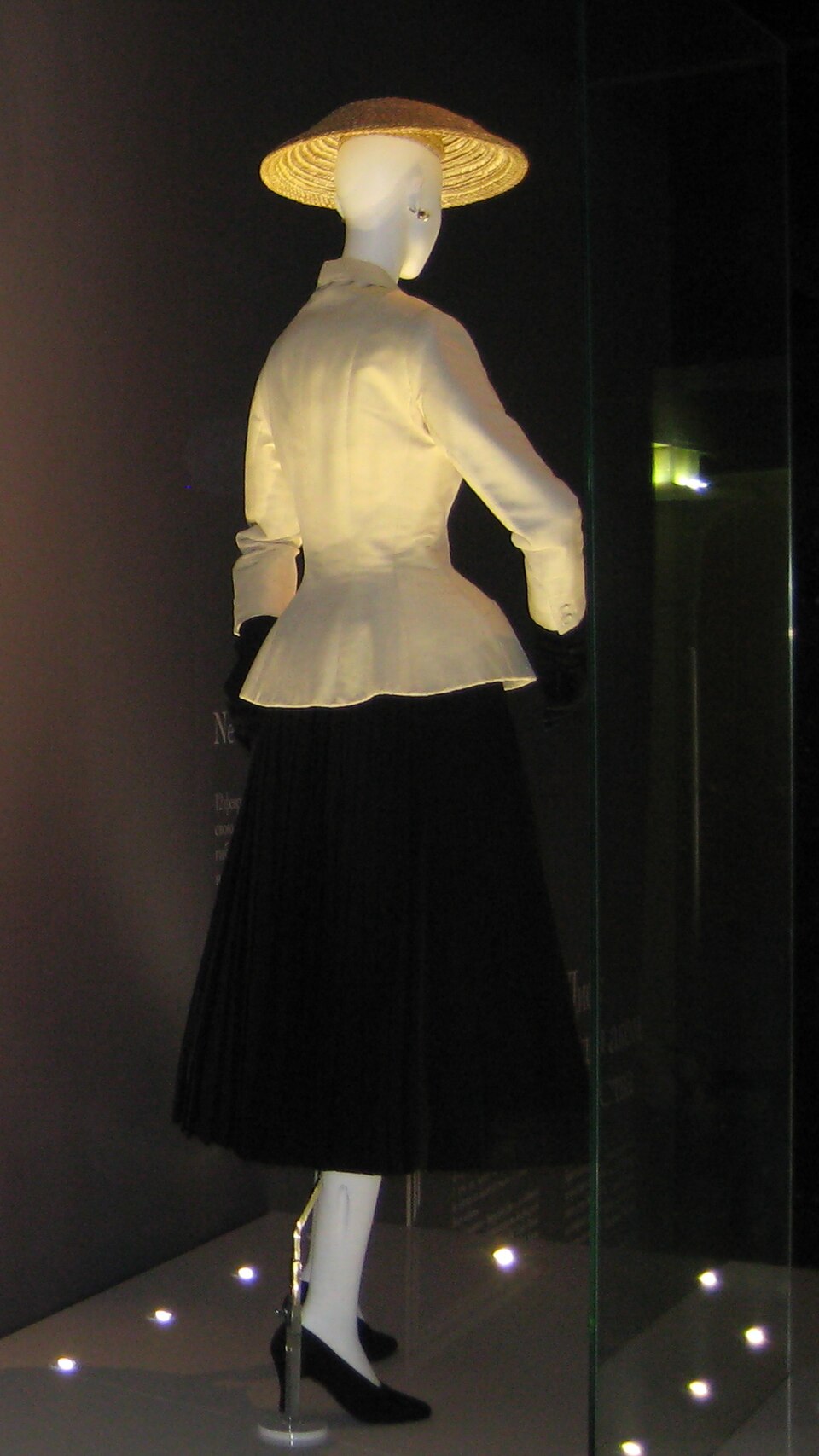 New Look — Display at a Dior exhibition (CC BY-SA 3.0) · © shakko