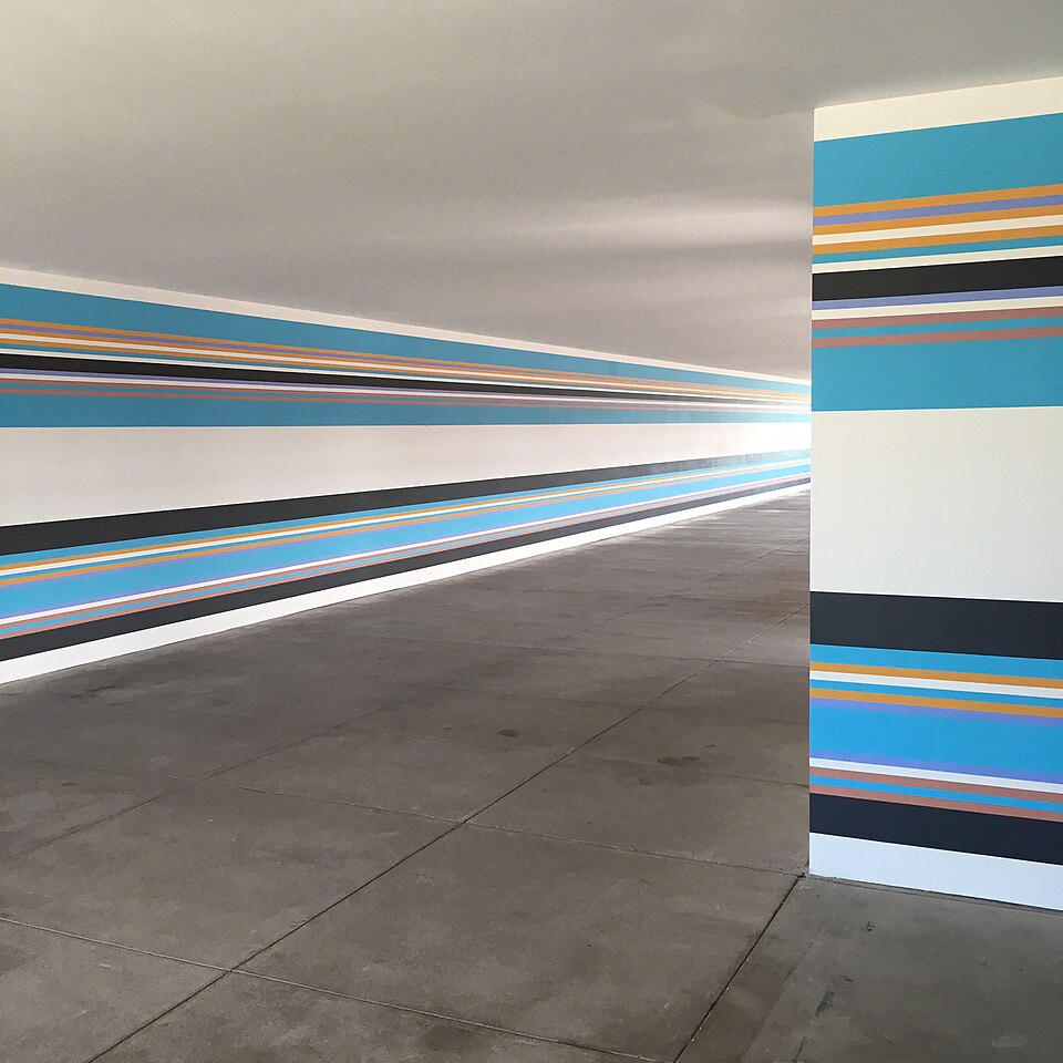 Op Art — ブリジット・ライリー《Bolt of Colour》（シナティ財団, マーファ） — Wikimedia Commons / CC BY-SA 4.0 · © Colmandavid