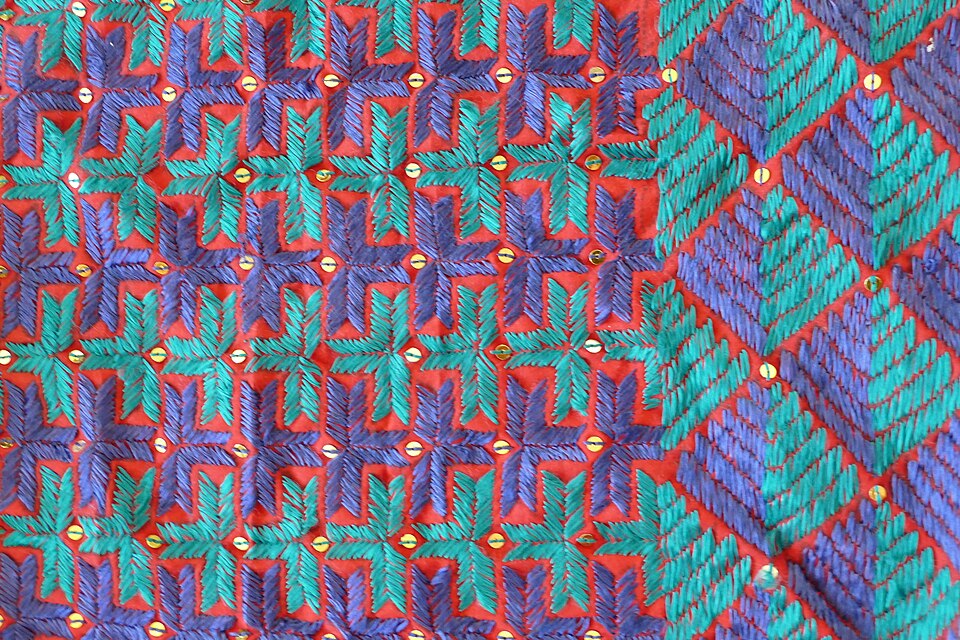 Phulkari — Punjab embroidered shawl — photo: Kritzolina — Wikimedia Commons / CC BY-SA 4.0