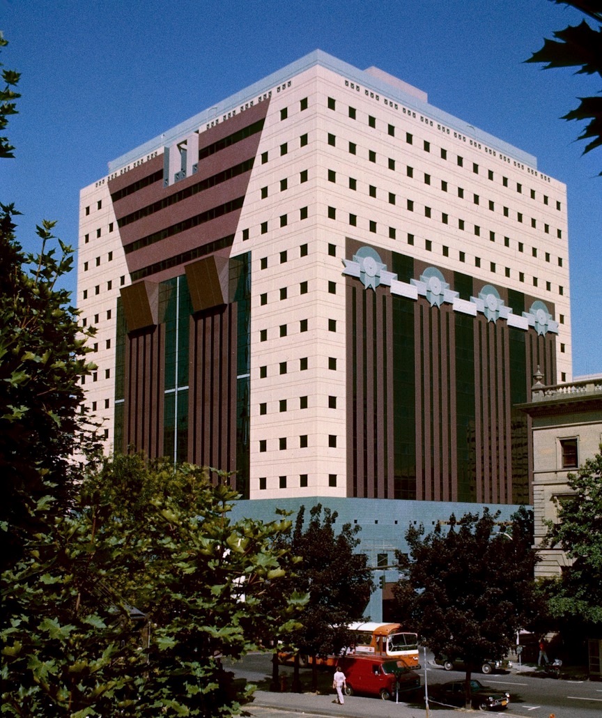 Postmodern Architecture — Graves Portland Building 1982 (CC BY-SA 3.0) · © Steve Morgan