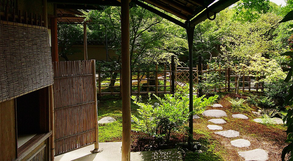 Roji (Tea Garden) — Teahouse and roji at the Adachi Museum of Art 2008 — Wikimedia Commons / CC BY-SA 3.0 · © Bjoernord