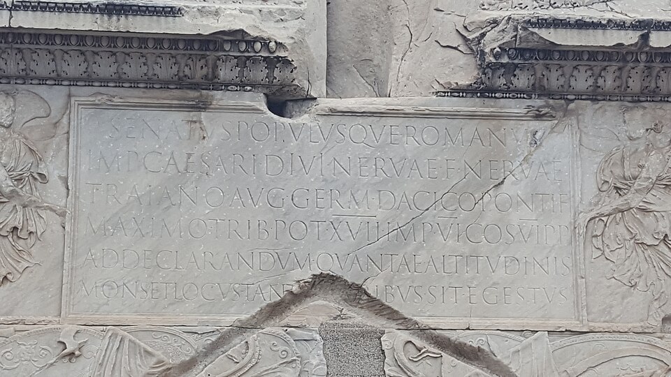 Roman Square Capitals — Inscription on Trajan's Column 113（CC BY-SA 2.0） · © MumblerJamie