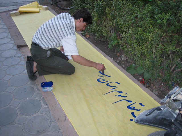 Sign Painting — Sign writer at work (CC BY 2.0) · © Peter Dunning
